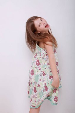 Komik ve mutlu beyaz çocuk stüdyo portre