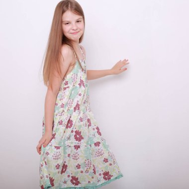 Komik ve mutlu beyaz çocuk stüdyo portre