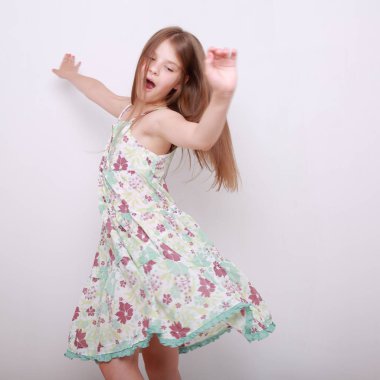 Komik ve mutlu beyaz çocuk stüdyo portre