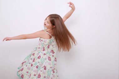 Komik ve mutlu beyaz çocuk stüdyo portre