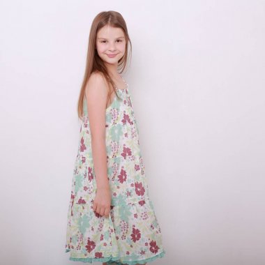 Komik ve mutlu beyaz çocuk stüdyo portre