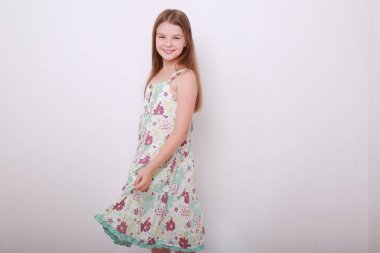 Komik ve mutlu beyaz çocuk stüdyo portre