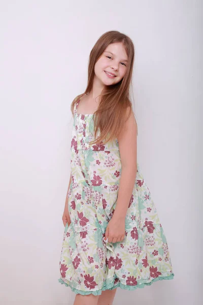 Rolig Och Glad Kaukasiska Kid Studio Porträtt — Stockfoto