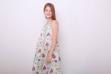 Komik ve mutlu beyaz çocuk stüdyo portre