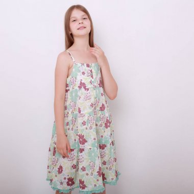 Komik ve mutlu beyaz çocuk stüdyo portre