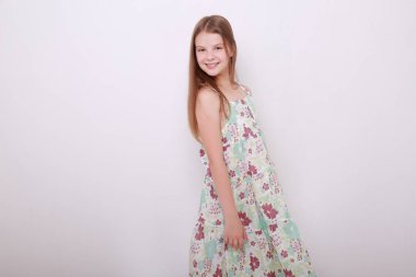 Komik ve mutlu beyaz çocuk stüdyo portre