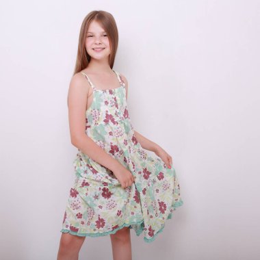 Komik ve mutlu beyaz çocuk stüdyo portre