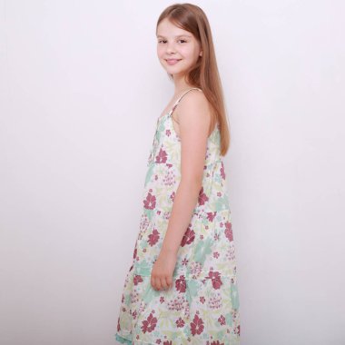 Komik ve mutlu beyaz çocuk stüdyo portre