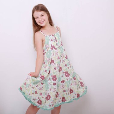 Komik ve mutlu beyaz çocuk stüdyo portre