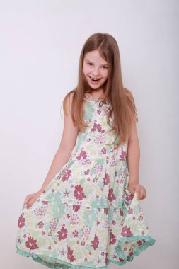 Komik ve mutlu beyaz çocuk stüdyo portre