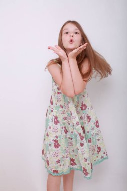 Komik ve mutlu beyaz çocuk stüdyo portre