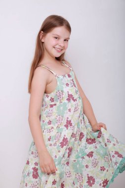 Komik ve mutlu beyaz çocuk stüdyo portre