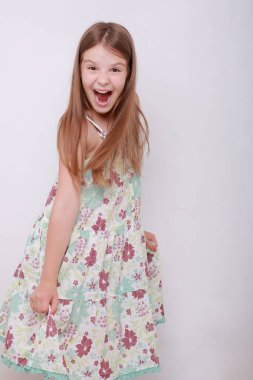 Komik ve mutlu beyaz çocuk stüdyo portre