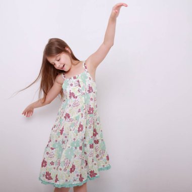 Komik ve mutlu beyaz çocuk stüdyo portre