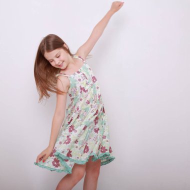 Komik ve mutlu beyaz çocuk stüdyo portre