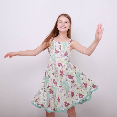 Komik ve mutlu beyaz çocuk stüdyo portre