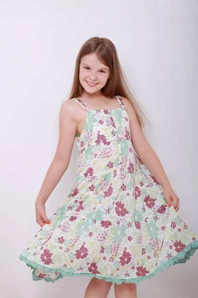 Komik ve mutlu beyaz çocuk stüdyo portre