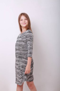 Komik ve mutlu beyaz çocuk stüdyo portre