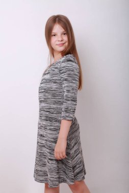 Komik ve mutlu beyaz çocuk stüdyo portre