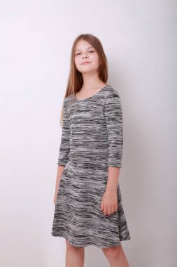 Komik ve mutlu beyaz çocuk stüdyo portre