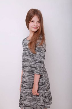 Komik ve mutlu beyaz çocuk stüdyo portre