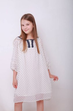 Komik ve mutlu beyaz çocuk stüdyo portre