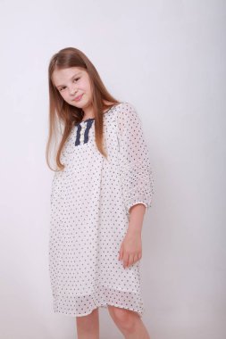 Komik ve mutlu beyaz çocuk stüdyo portre