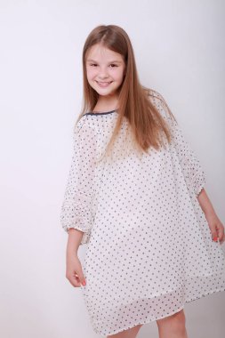 Komik ve mutlu beyaz çocuk stüdyo portre