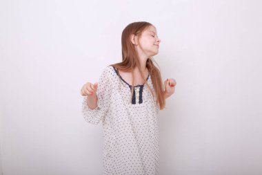 Komik ve mutlu beyaz çocuk stüdyo portre