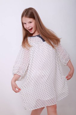 Komik ve mutlu beyaz çocuk stüdyo portre