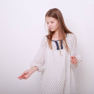 Komik ve mutlu beyaz çocuk stüdyo portre