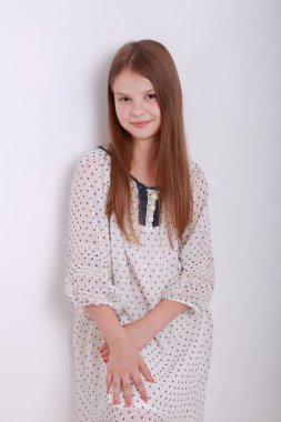 Komik ve mutlu beyaz çocuk stüdyo portre