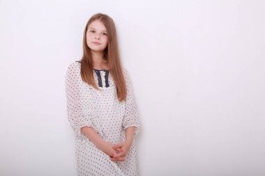 Komik ve mutlu beyaz çocuk stüdyo portre