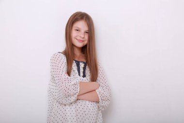 Komik ve mutlu beyaz çocuk stüdyo portre