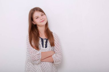 Komik ve mutlu beyaz çocuk stüdyo portre