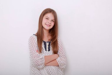 Komik ve mutlu beyaz çocuk stüdyo portre