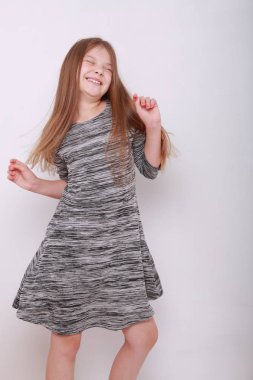 Komik ve mutlu beyaz çocuk stüdyo portre