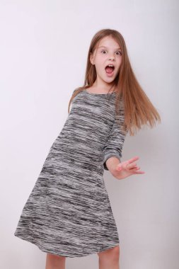 Komik ve mutlu beyaz çocuk stüdyo portre