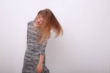 Komik ve mutlu beyaz çocuk stüdyo portre