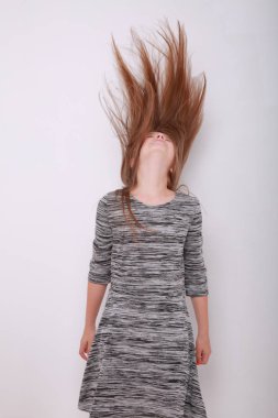 Komik ve mutlu beyaz çocuk stüdyo portre