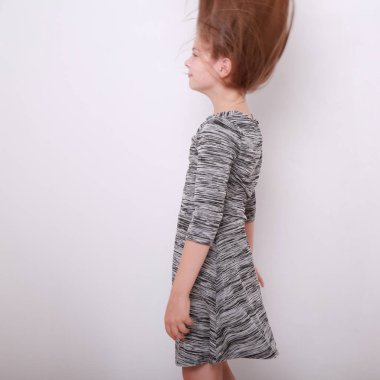 Komik ve mutlu beyaz çocuk stüdyo portre