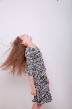 Komik ve mutlu beyaz çocuk stüdyo portre