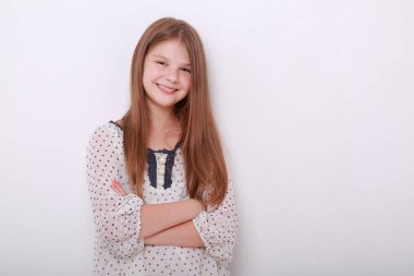 Komik ve mutlu beyaz çocuk stüdyo portre