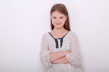 Komik ve mutlu beyaz çocuk stüdyo portre