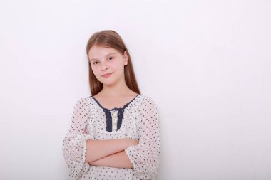 Komik ve mutlu beyaz çocuk stüdyo portre