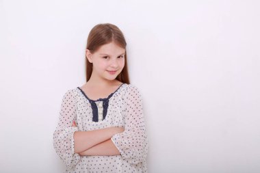 Komik ve mutlu beyaz çocuk stüdyo portre