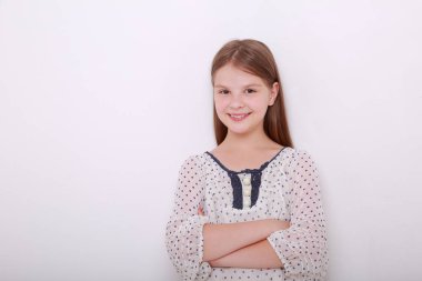 Komik ve mutlu beyaz çocuk stüdyo portre