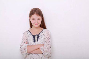 Komik ve mutlu beyaz çocuk stüdyo portre