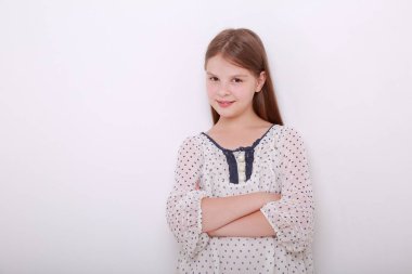 Komik ve mutlu beyaz çocuk stüdyo portre