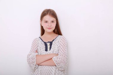 Komik ve mutlu beyaz çocuk stüdyo portre